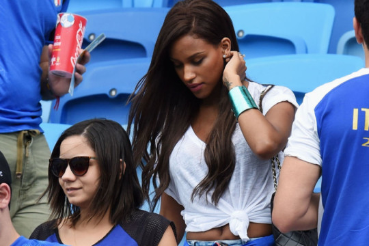 巴洛特利女友海边写真