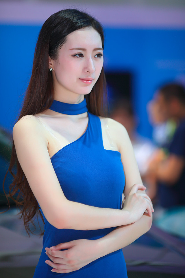 8月3日,第18届哈尔滨国际车展开幕,现场美女云集,性感车模争艳.