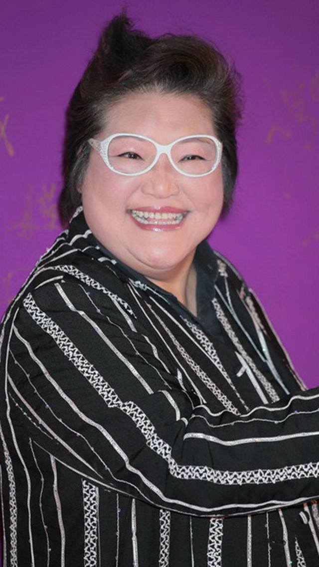 而周星驰另一黄金配角鲁芬于2月6日因皮肌炎不幸逝世