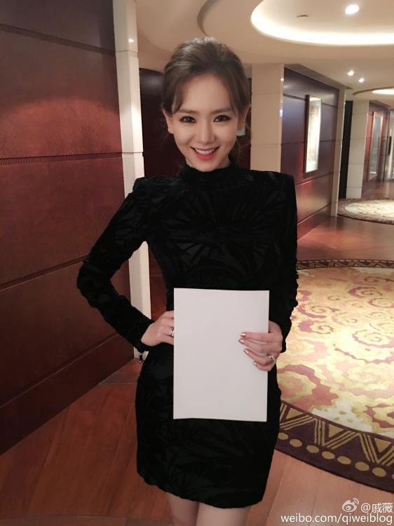 a4腰成为了现在最流行的晒身材方式,明星们再次组团举纸秀腰