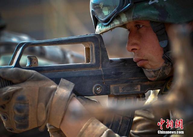 新疆"利剑突击队"亮相,荒滩上磨练血性虎气!