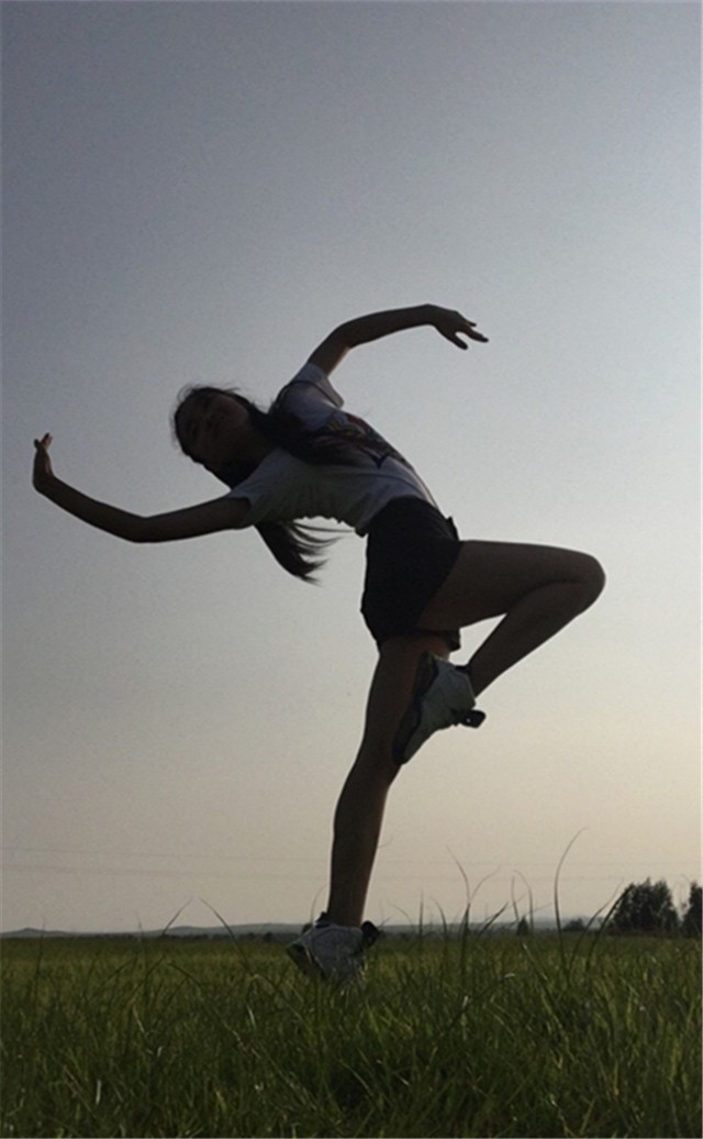 蒙古姑娘秀空中一字马