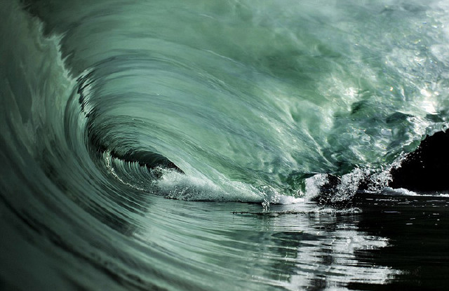 摄影师冒生命危险拍摄巨浪 景象迷人