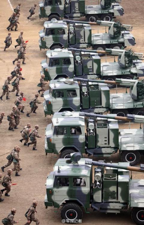 军报记者微博:6月25日,陆军第41集团某旅在陌生地域组织炮兵分队进行