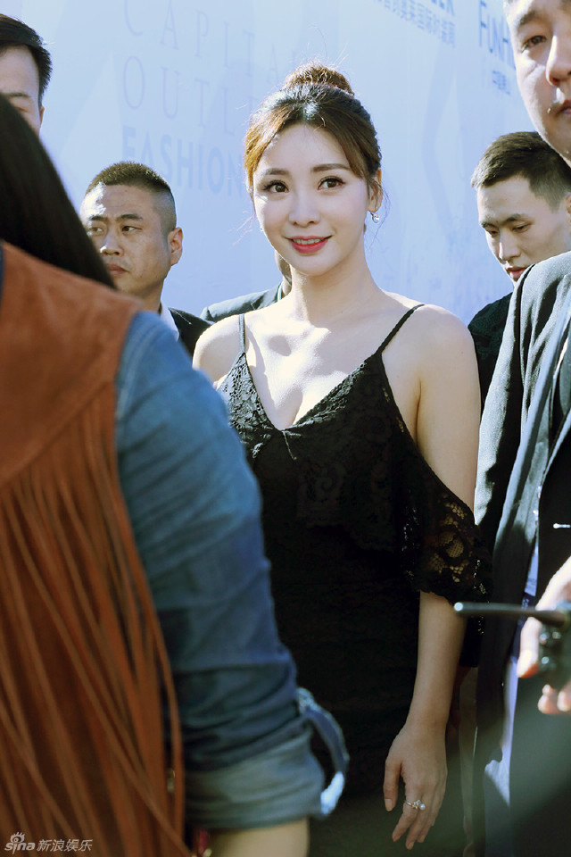 新浪娱乐讯 柳岩身穿黑色吊带镂空蕾丝长裙惊艳亮相某活动,举手投足