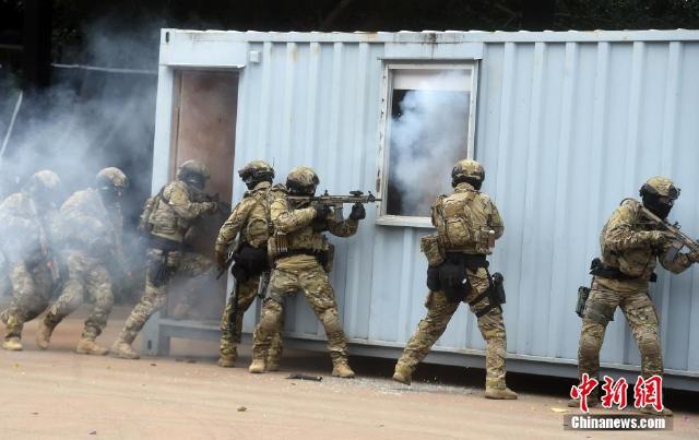 香港战力最强飞虎队亮相 装备精良武装到牙齿