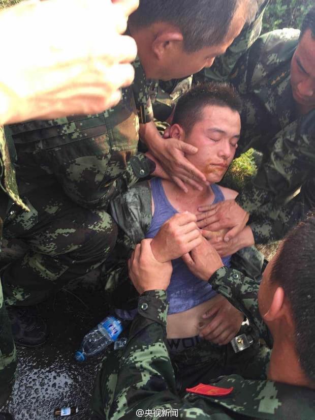武警防化兵脱水昏迷 两次倒在救援现场
