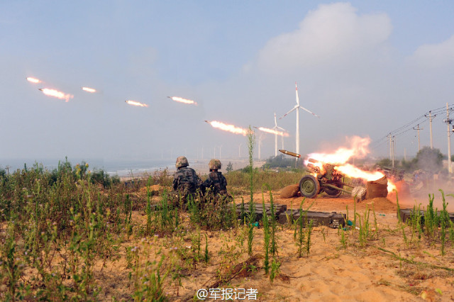 7月18日,驻闽某团将部队拉到陌生海域,在战术背景下组织开展炮兵海上