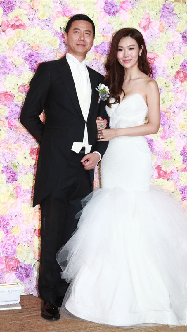 2015年7月11日,港姐叶翠翠和建筑师男友周晓东举行百万婚礼,两人在