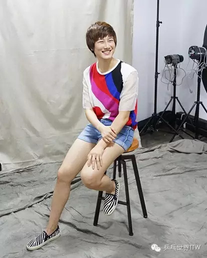 丁宁拍画报展现别样柔美风情
