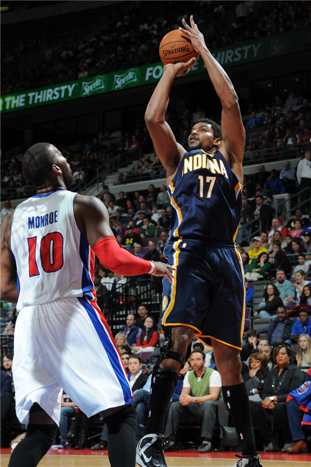 在13-14赛季被步行者裁掉后,小鲨鱼拜纳姆成为自由球员,赋闲在家.