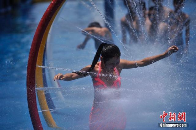 高温来袭 美女互射水枪