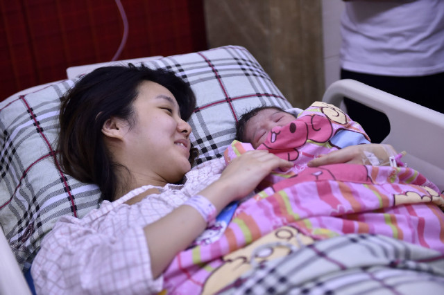 金英权与妻子朴岁振的爱女在广州伊丽莎白妇产医院顺利降生,宝宝重3