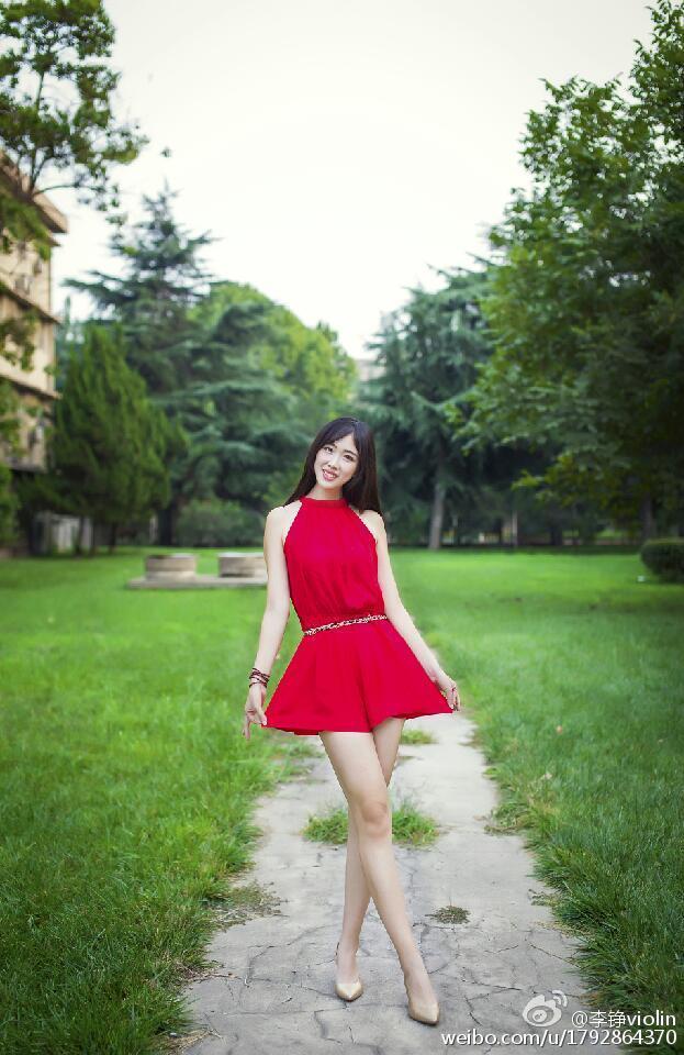 重庆工商大学校花李铮violin秀红裙气质迷人