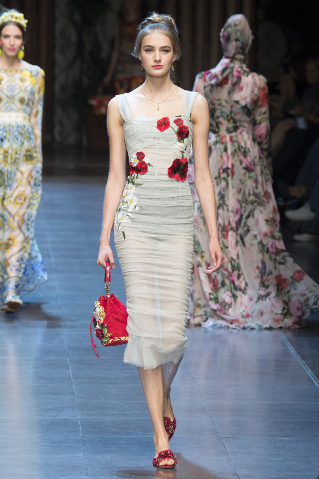 dolce&gabbana 有三宝:蕾丝,大花,意大利最炫民族风,本季dg用衣服