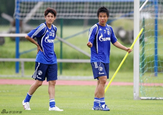2010年2月,蒿俊闵从天津康师傅自由转会到德甲沙尔克04俱乐部,成为