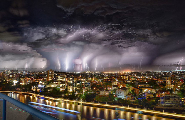 澳极端天气频发:雷暴场面惊心动魄似世界大战