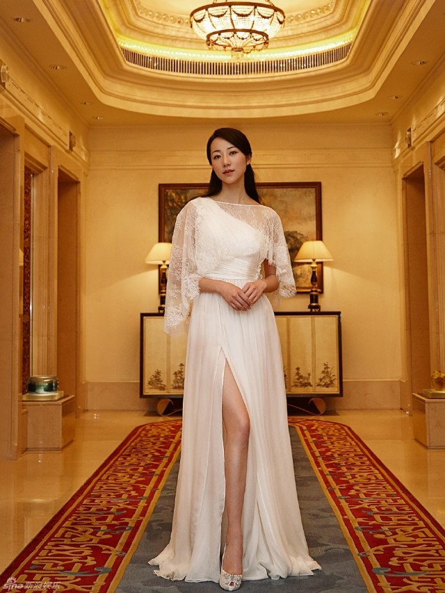 新浪娱乐讯 4月27日,韩雪身着一身白色礼服惊艳亮相电影《女神跟我走