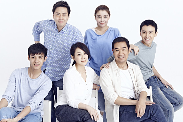 6 新浪娱乐讯 《半路父子》发布全家福写真,剧中两位家长张国立