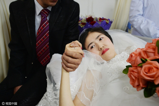 39岁的武汉姑娘杨柳,脸上透着幸福的光晕,依偎在新郎彭新身边.