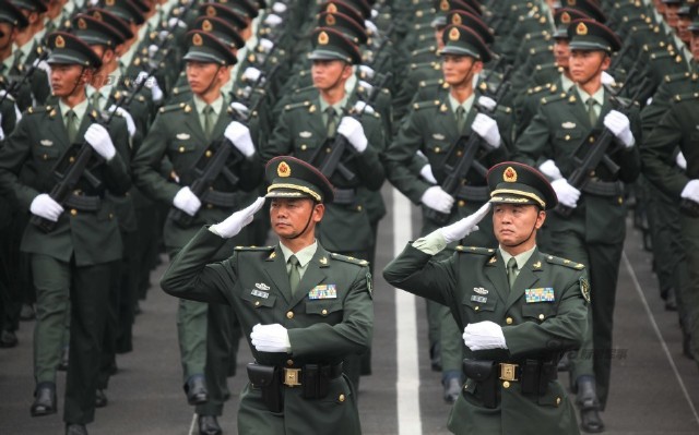 受阅的"华南游击队"英模部队方队将军领队陈相文(前左),祝运璇(前右)