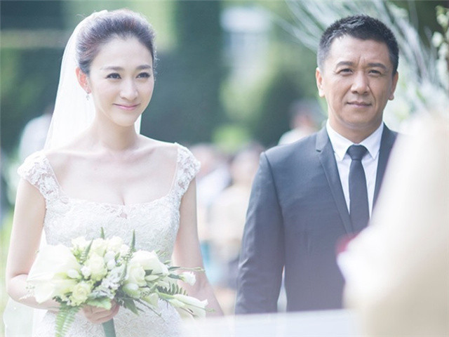 2015年8月8日,李小冉与制片人徐佳宁在比利时举办浪漫