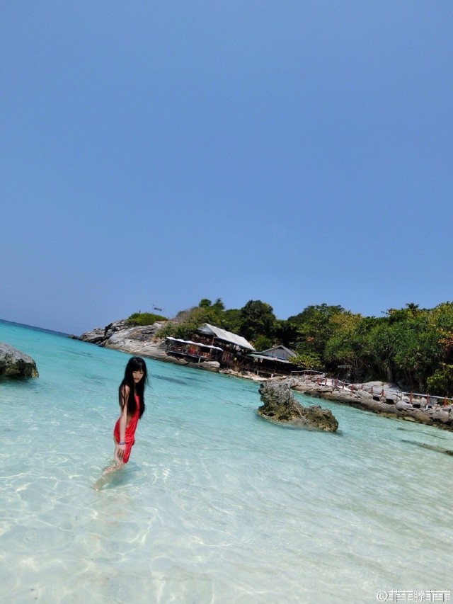 天津师范大学的校花@菲菲滕菲菲,在微博晒出几组海边泳装写真照,拥有