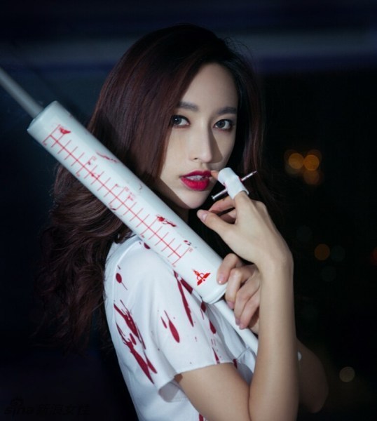 张俪万圣节扮嗜血护士