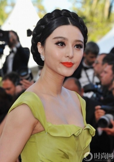 横跨古今中外 橘色唇竟成今冬最in之选