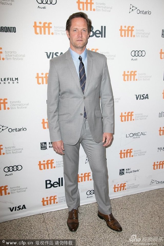 瑞希·威瑟斯彭系带裙中门大开秀性感,影帝科林·费斯,米瑞·伊诺丝等