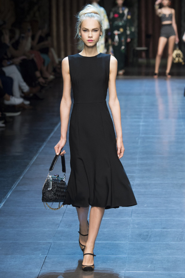 dolce&gabbana 有三宝:蕾丝,大花,意大利最炫民族风,本季dg用衣服