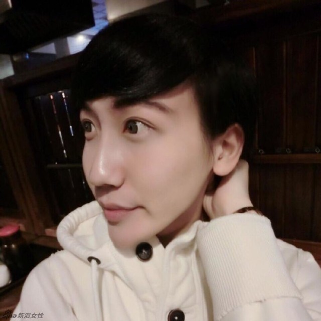 0 晒晒娱乐圈最美全家福 0 组图:90后真人版芭比娃娃 夸张身材全球爆