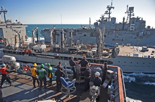 美国海军提升士气有高招:甲板烧烤派对大兵很喜欢!