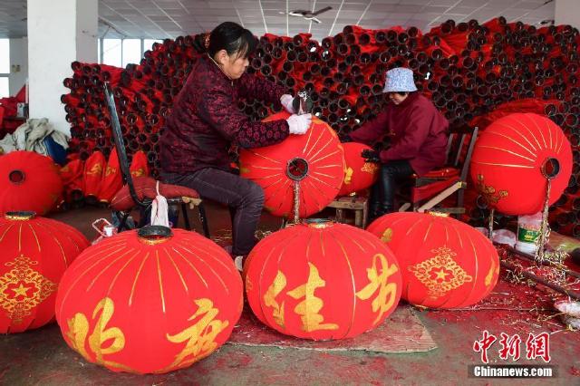 安徽工厂忙碌 赶制灯笼迎春节