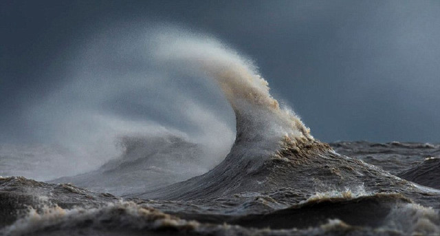 伊利湖是北美五大湖之一,平日风平浪静,但受到风暴影响,就会变得歇斯