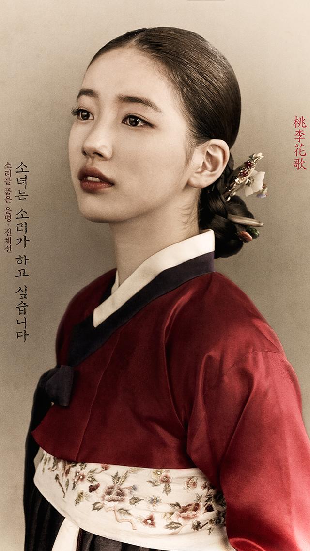 秀智在新片《桃李花歌》中饰演朝鲜最早的女歌者,以韩服素雅