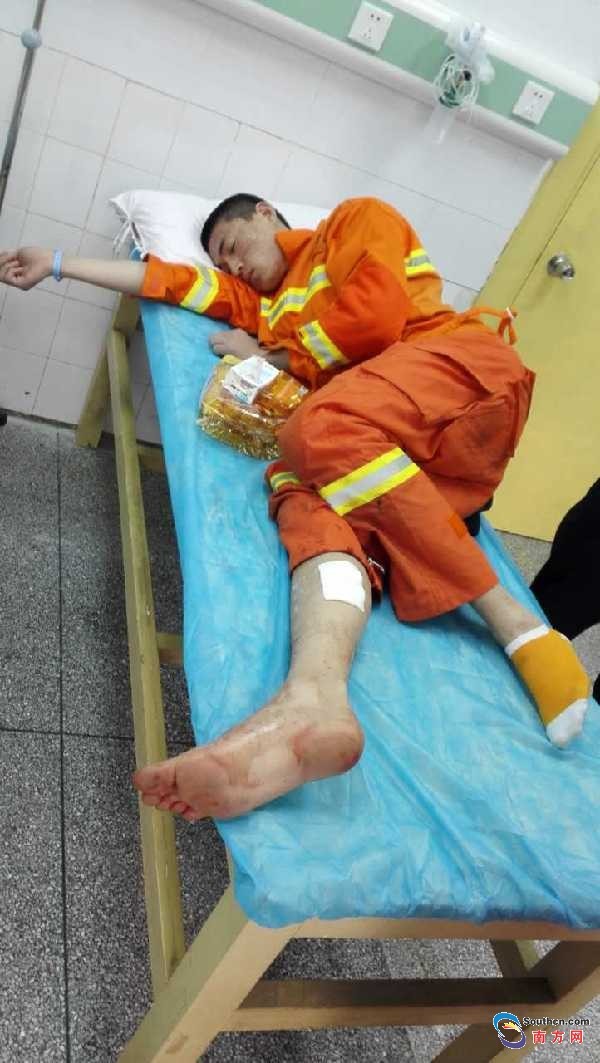 体力透支的消防战士. 摄影:南方日报记者 胡国球 何明强