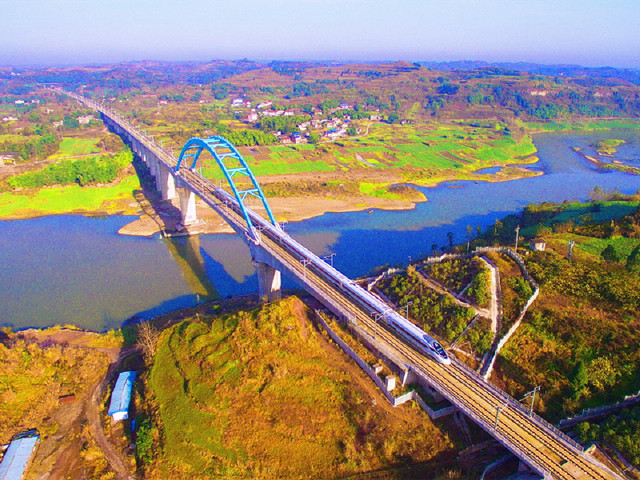 crh380d型高速动车组驶过资中成渝客运专线特大桥.