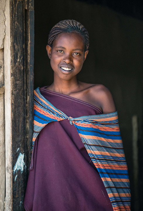 探访坦桑尼亚部落生活:吃猴肉吸大麻