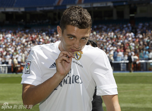 北京时间8月19日晚,皇马夏季新援科瓦契奇接受体检后正式亮相.