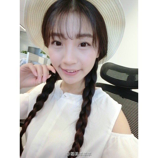 毕业于湖南大学的@姜美羊羊羊在微博晒出冬季写真