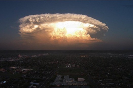 美国超级风暴云似核爆