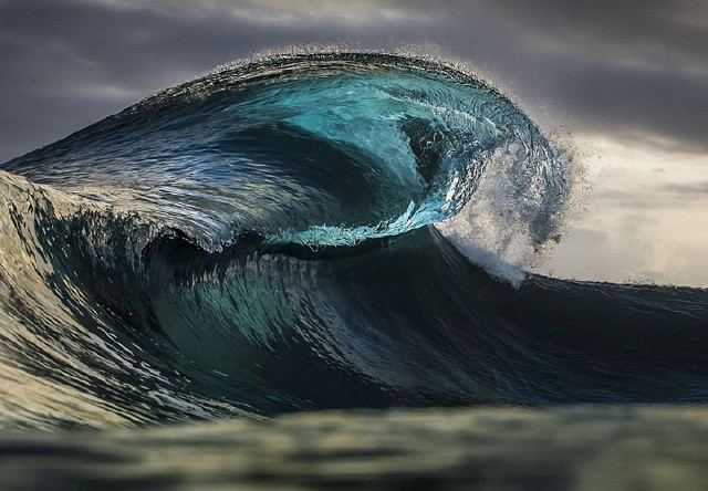摄影师冒生命危险拍摄巨浪 景象迷人