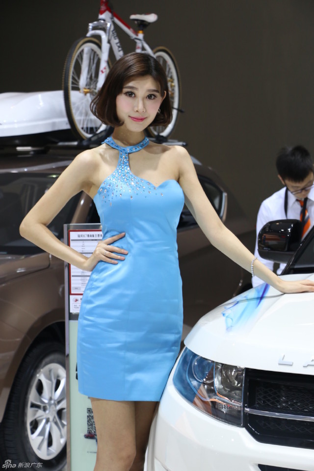 2015廣州車展車模:小楊冪豔壓粉紅豹女郎