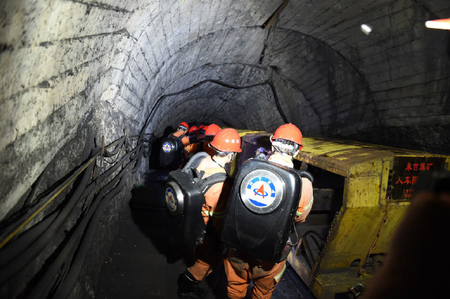 救援队准备下井救援.(图片来源:中国江西网-江西手机报)