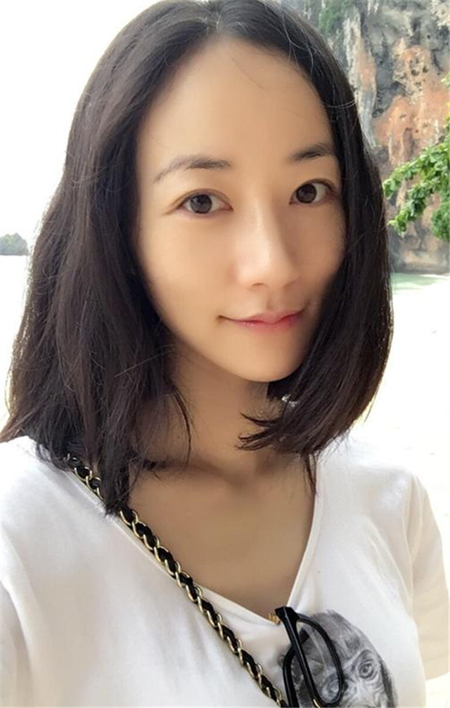 赫赫,磨皮加了这么多还说素颜,不管是从照片的拍摄角度还是照片颜色