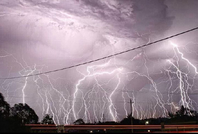 澳极端天气频发:雷暴场面惊心动魄似世界大战