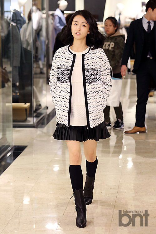 【bnt图】朴河宣出席活动 俏皮黑色短裙秀美腿