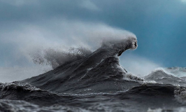 摄影师冒险拍加拿大伊利湖排空巨浪
