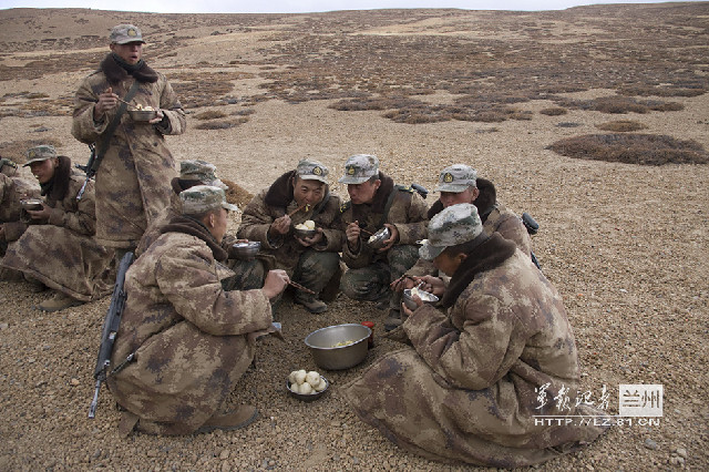 我无人区守军生活艰苦困难,吃上馒头水果像过年!